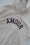 AMOUR字母美式帽T